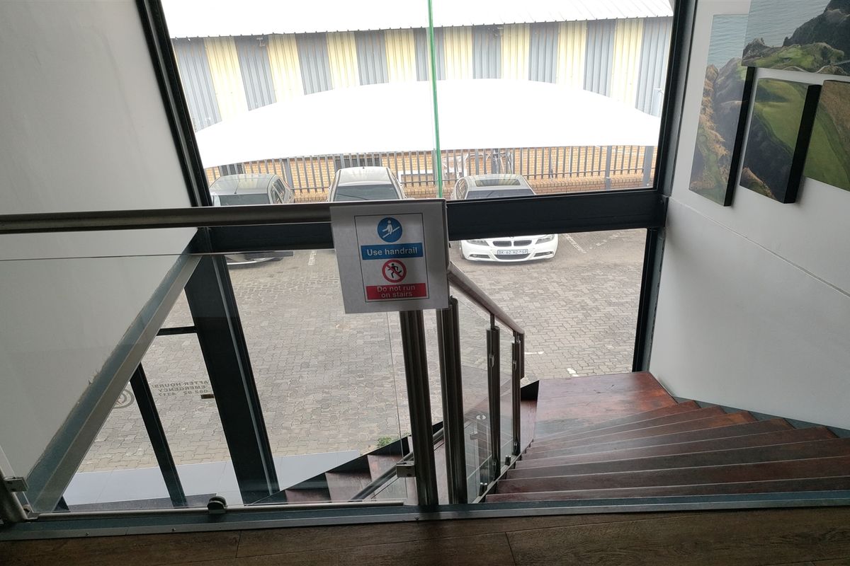 450m2  Warehouse  - TO LEASE - Photo 5