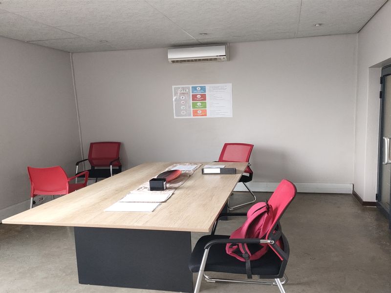 450m2  Warehouse  - TO LEASE - Photo 10