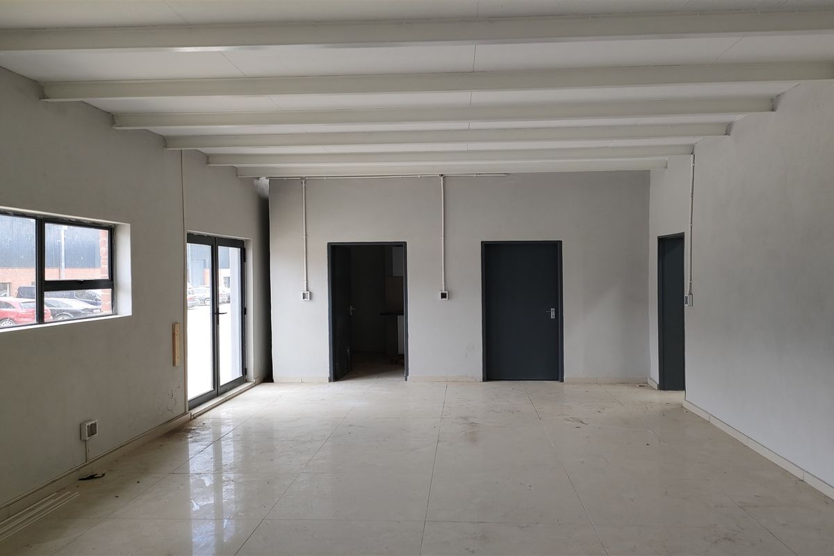 483m2  Warehouse  - TO LEASE - Photo 3