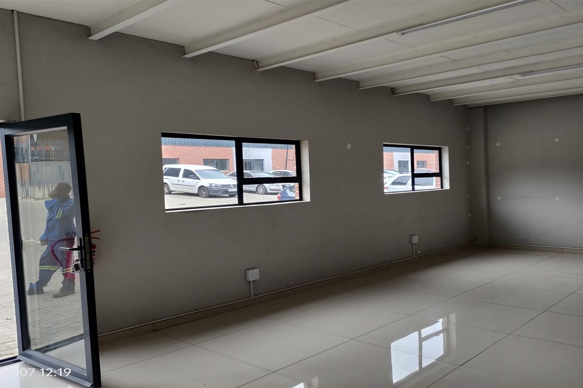 483m2  Warehouse  - TO LEASE - Photo 4