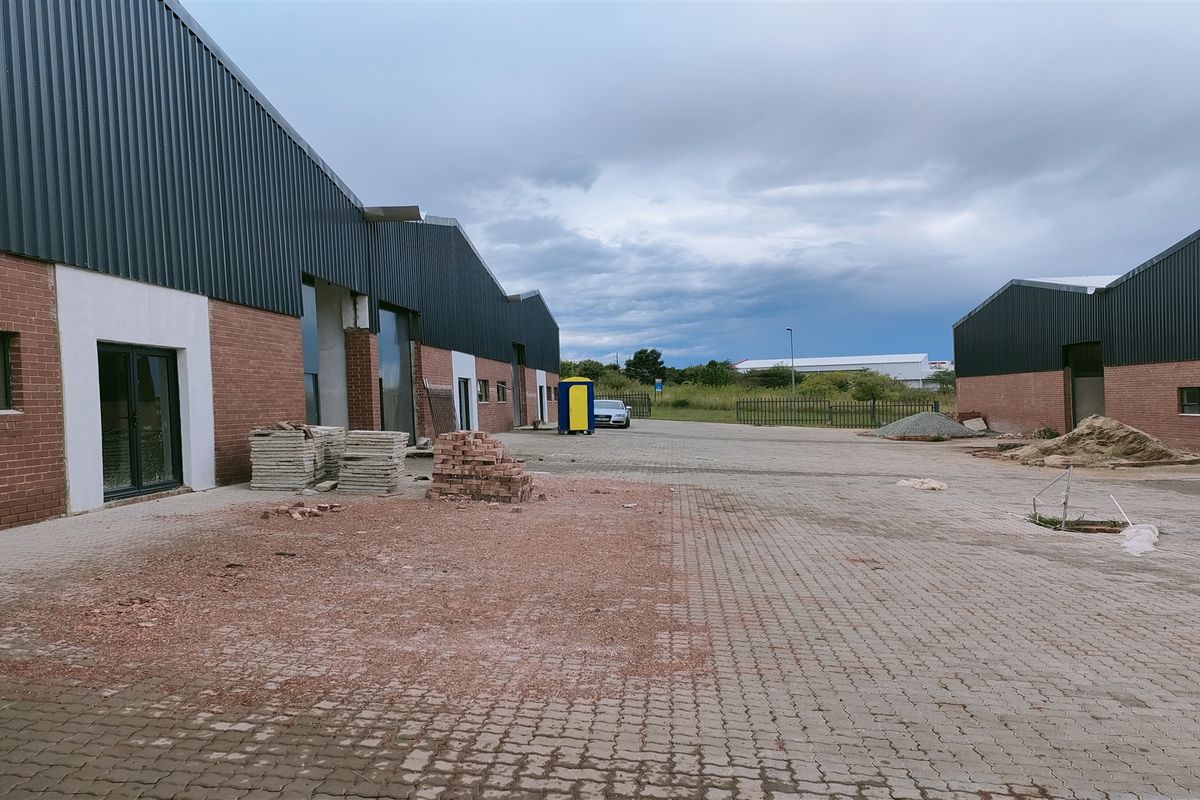 483m2  Warehouse  - TO LEASE - Photo 2