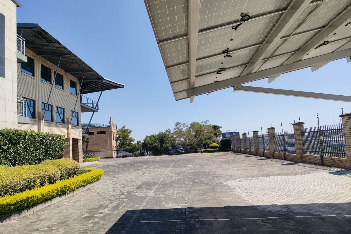 8m2  Warehouse  - TO LEASE OR FOR SALE - Photo 5