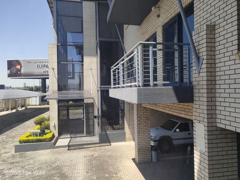 8m2  Warehouse  - TO LEASE OR FOR SALE - Photo 10