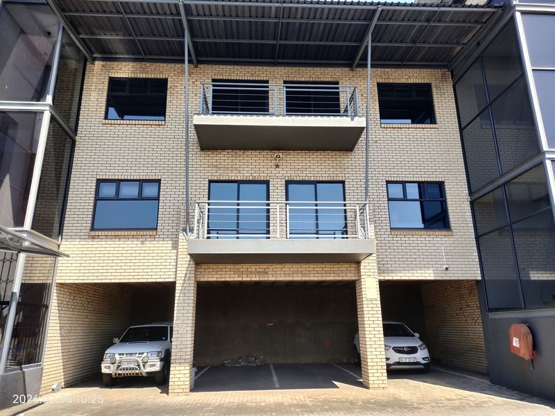 8m2  Warehouse  - TO LEASE OR FOR SALE - Photo 3