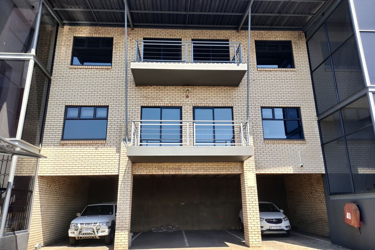 8m2  Warehouse  - TO LEASE OR FOR SALE - Photo 3