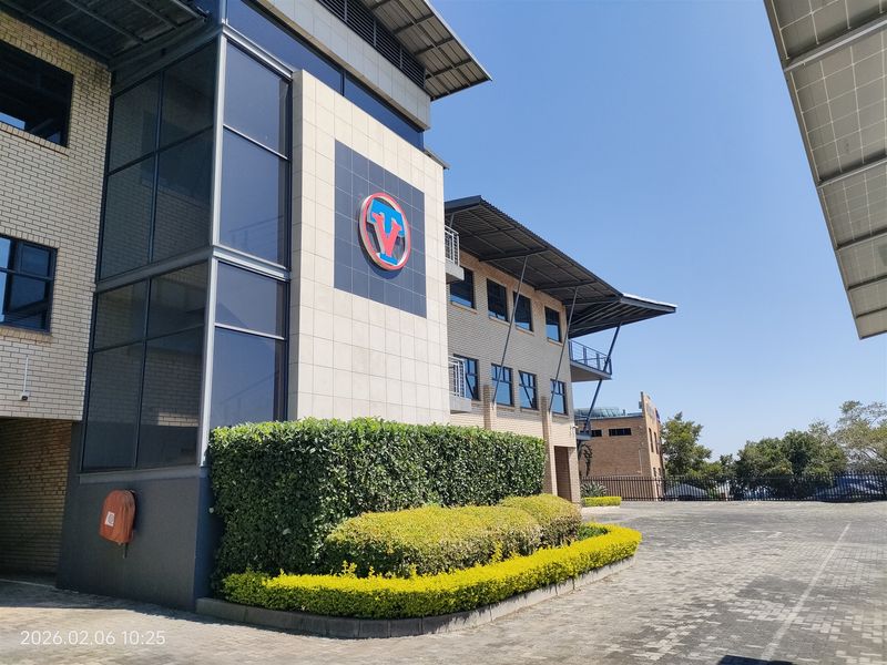 8m2  Warehouse  - TO LEASE OR FOR SALE - Photo 4