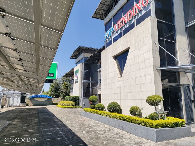 8m2  Warehouse  - TO LEASE OR FOR SALE - Photo 2