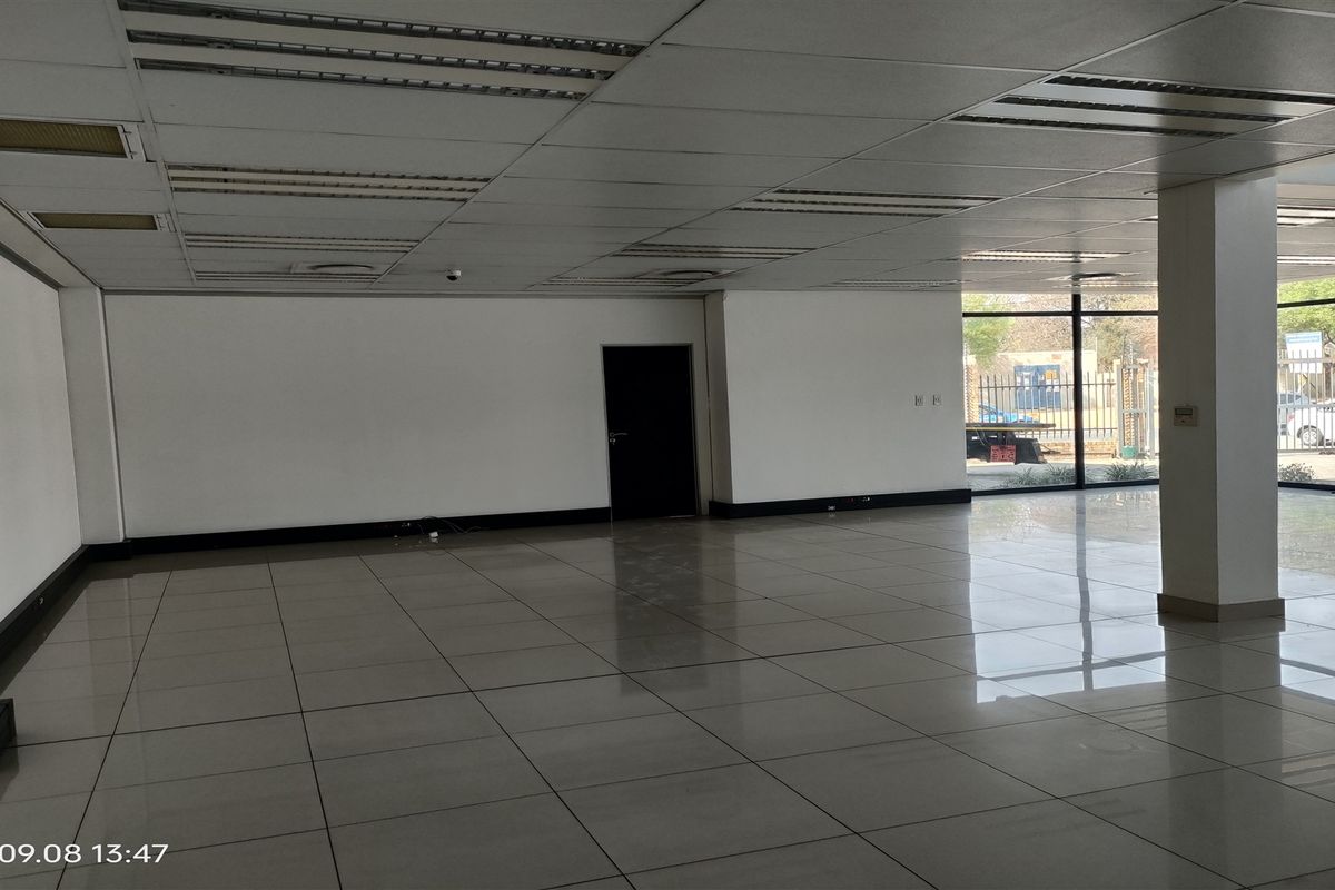 954m2  Warehouse  - FOR SALE at R9 540 000.00 plus vat or TO LEASE - Photo 5