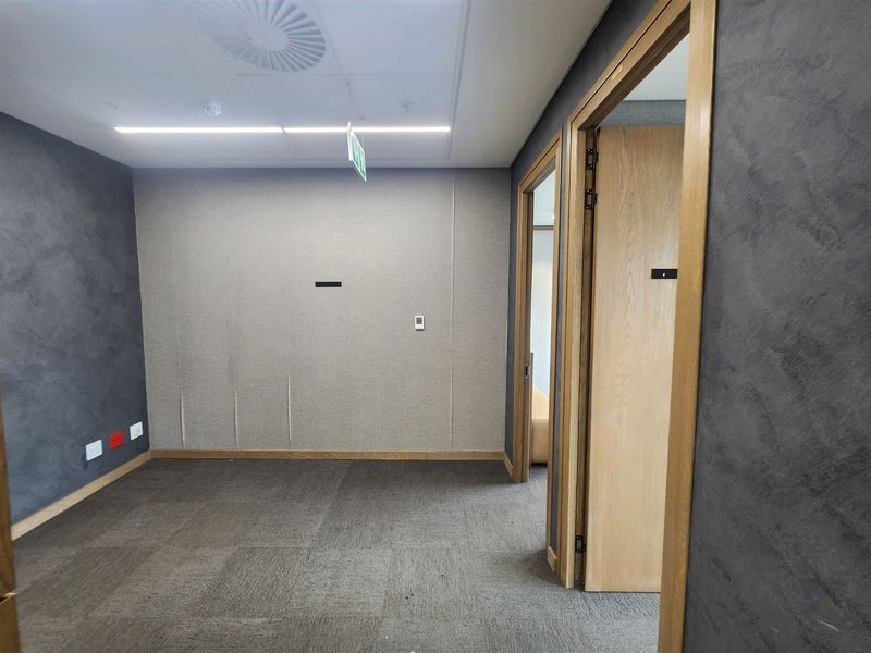 552sqm Office space to let in Sandton - Photo 4