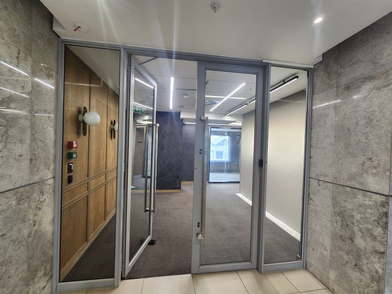 552sqm Office space to let in Sandton - Photo 3