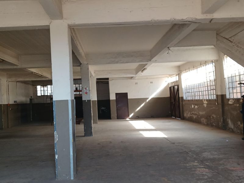 Industrial building for sale - Photo 2