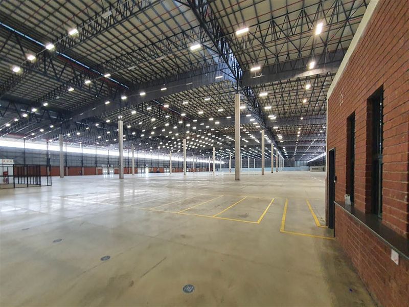 13,685m2 warehouse to let in Cato Ridge - Photo 3
