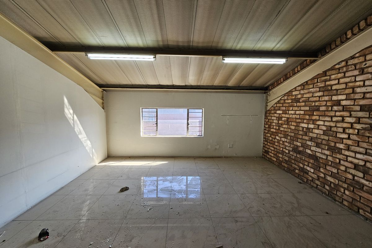 TO LET - NEWLY REFURBISHED WAREHOUSE HENNOPSPARK INDUSTRIAL CENTURION - Photo 5