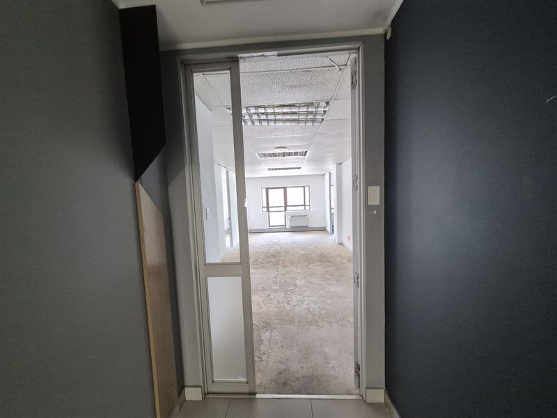 321.34m2 Office to let in Hyde Park - Johannesburg - Photo 7