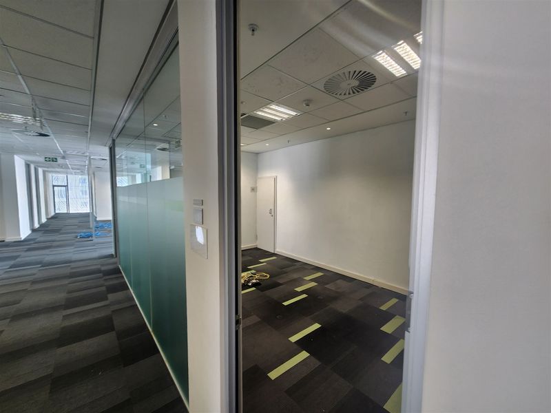 1742sqm Office space to let in Sandton - Photo 10