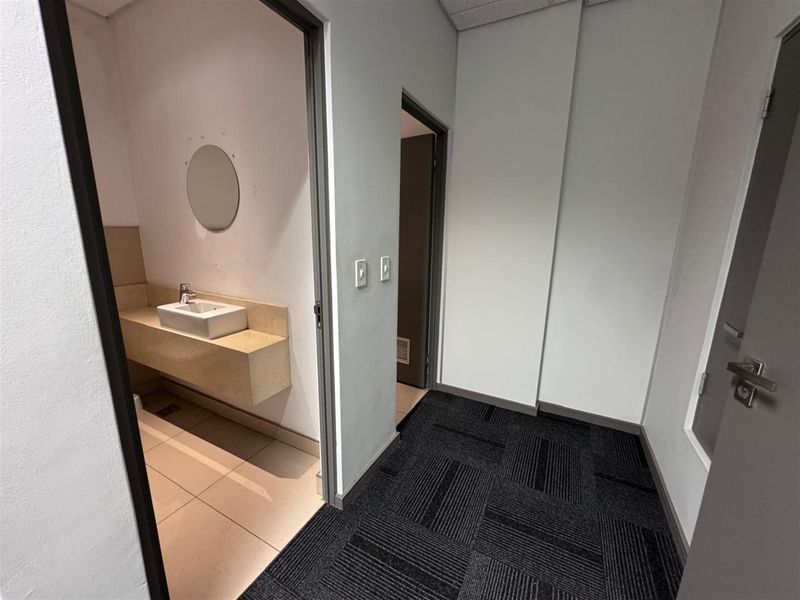 301.8m2  Offices to let in Sandhurst-Sandton - Photo 9