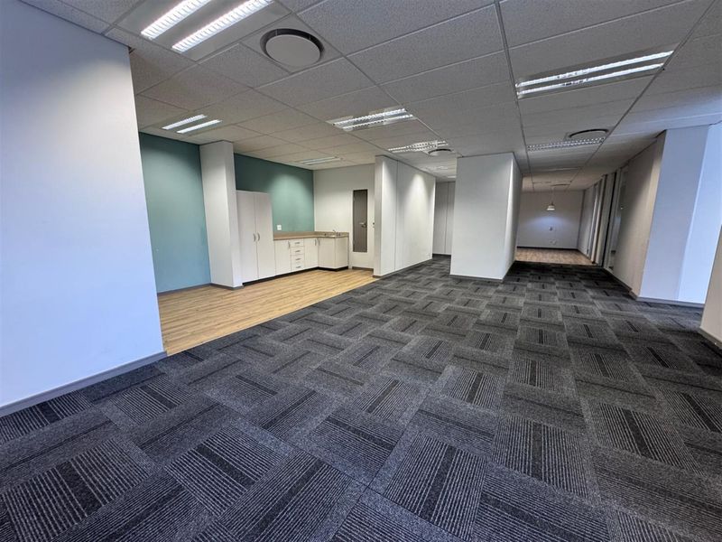 301.8m2  Offices to let in Sandhurst-Sandton - Photo 8