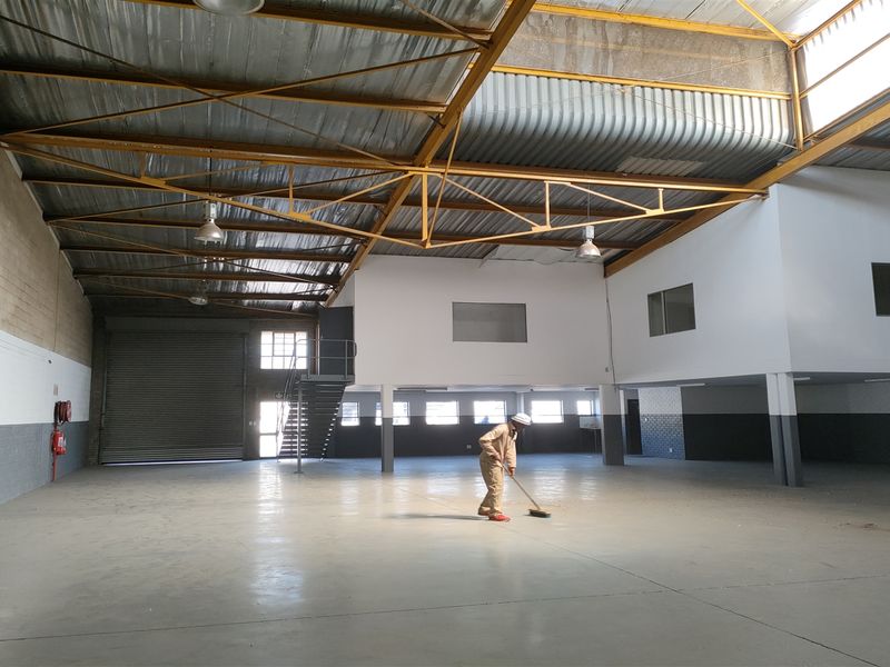 567m2  Warehouse  - TO LEASE - Photo 2