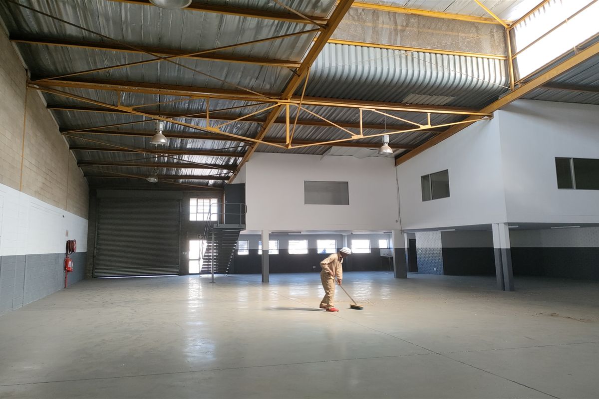 567m2  Warehouse  - TO LEASE - Photo 2