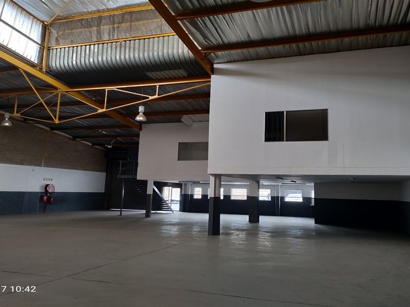 567m2  Warehouse  - TO LEASE - Photo 3