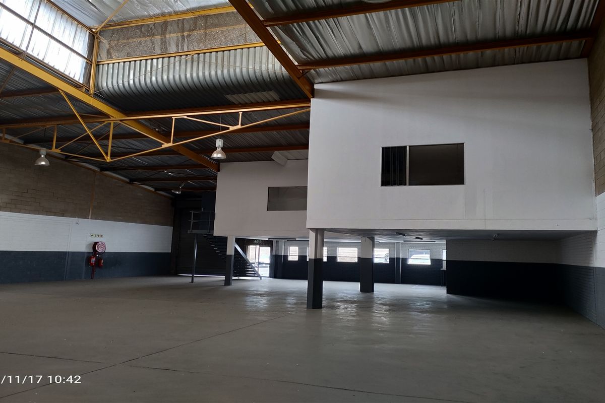 567m2  Warehouse  - TO LEASE - Photo 3