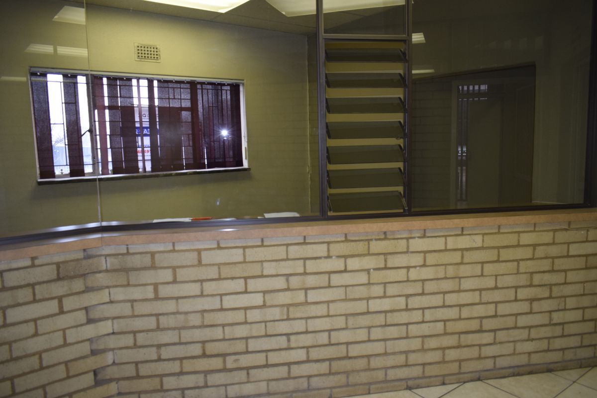 Looking to advertise a commercial property for sale, ideal for offices with approximately 9 rooms? - Photo 3