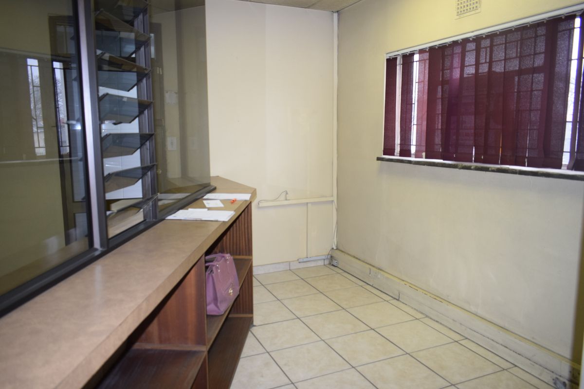 Looking to advertise a commercial property for sale, ideal for offices with approximately 9 rooms? - Photo 4