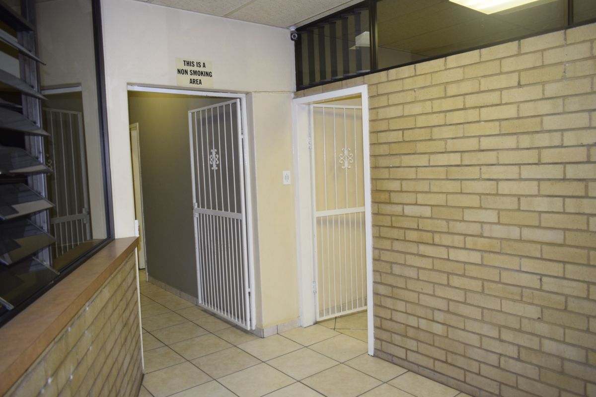 Looking to advertise a commercial property for sale, ideal for offices with approximately 9 rooms? - Photo 5