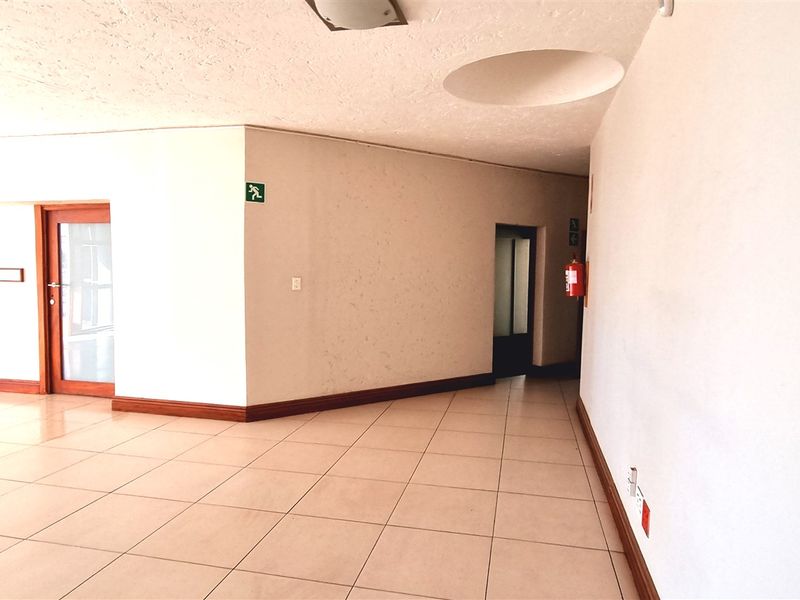 Office space to let in Bryanston - Photo 2