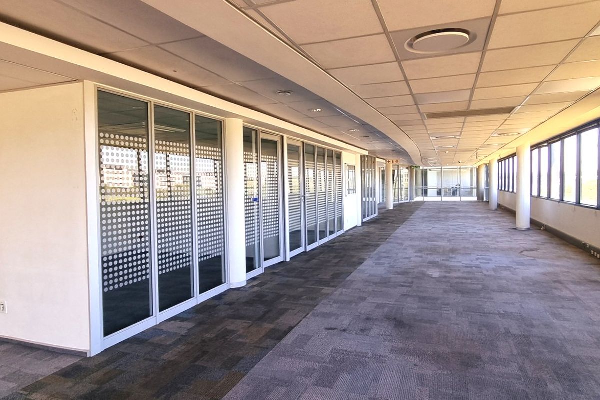 Freestanding building to let in Woodmead North - Photo 4