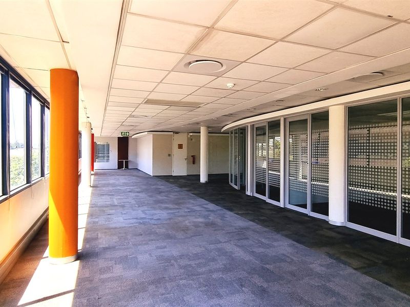 Freestanding building to let in Woodmead North - Photo 5
