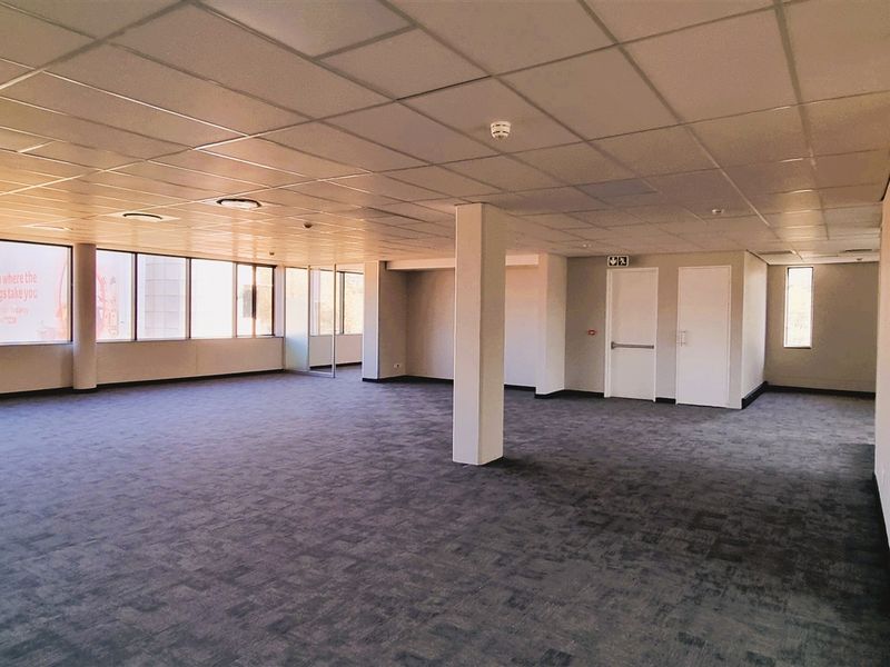 Office space to let on 1st floor in Woodmead North - Photo 5