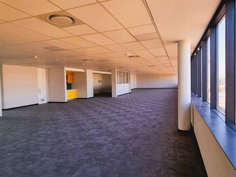 Office space to let on 1st floor in Woodmead North - Photo 10