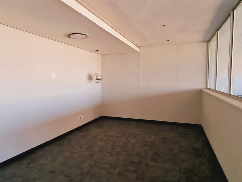 Office space to let on 1st floor in Woodmead North - Photo 9