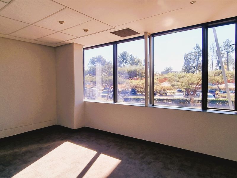 Office space to let on 1st floor in Woodmead North - Photo 7