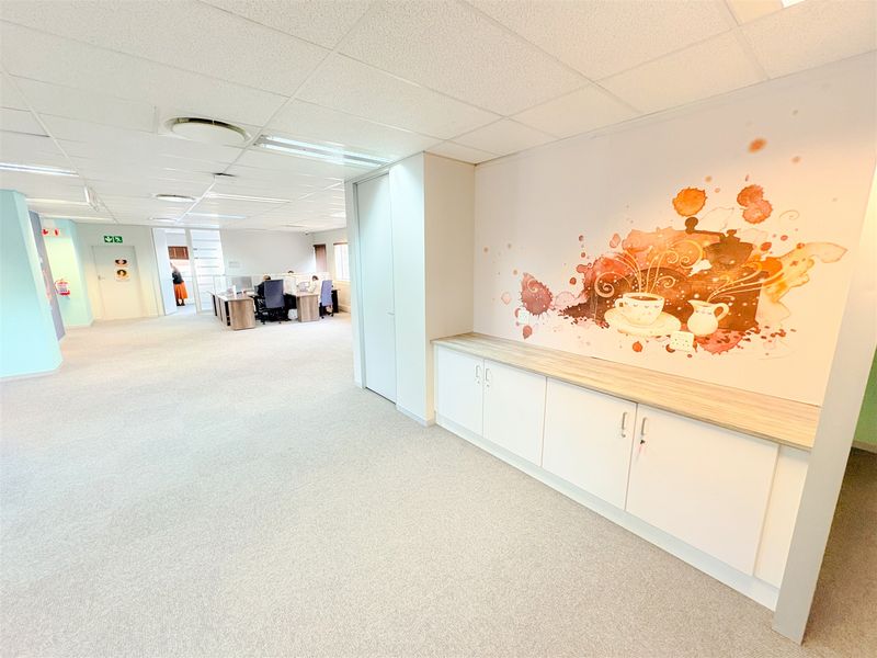 Office building to let - Photo 10