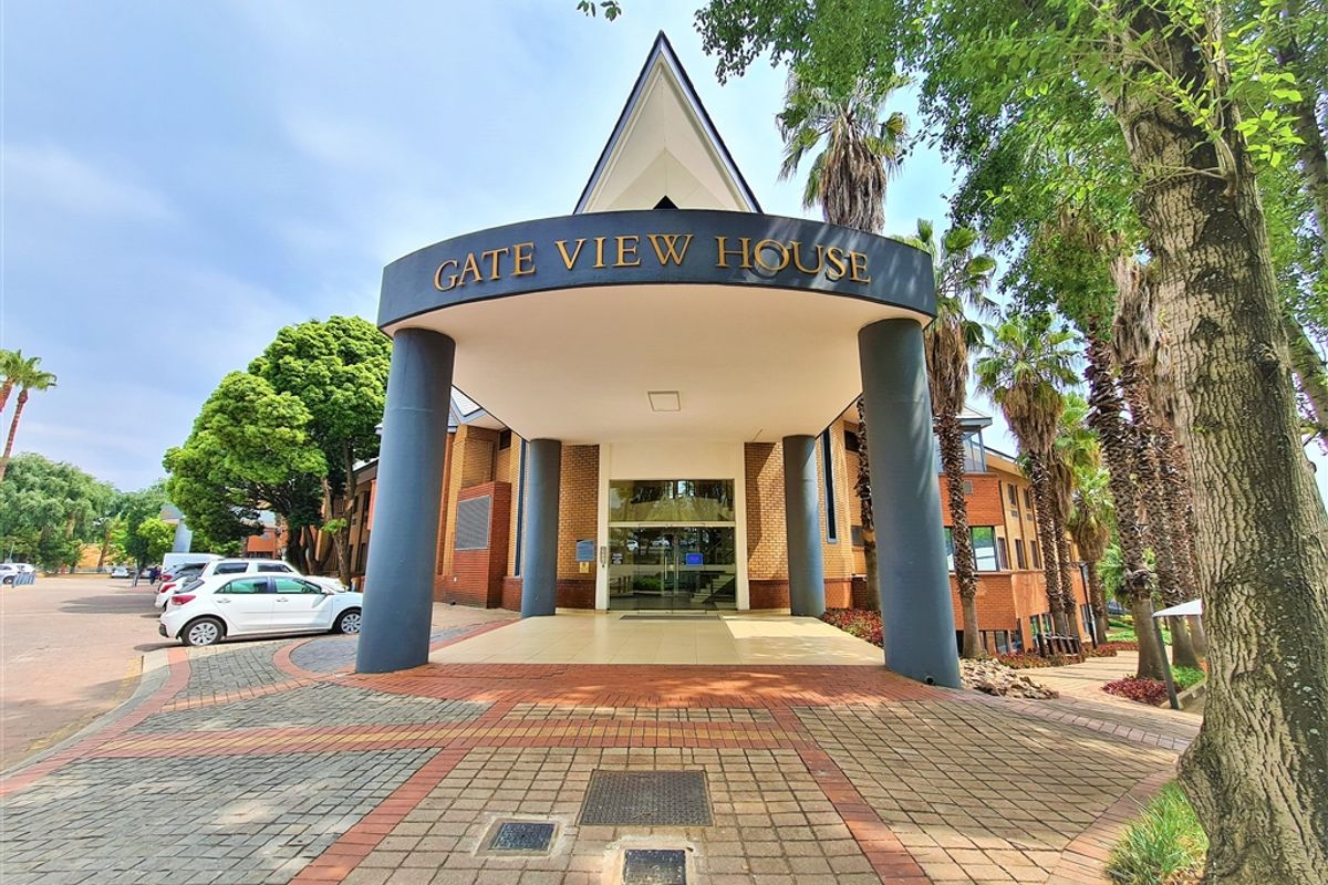 220m2 First Floor Office to Let in Constantia Kloof - Photo 2