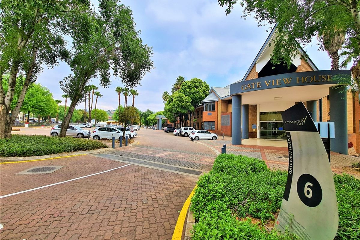220m2 First Floor Office to Let in Constantia Kloof - Photo 4