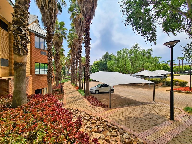 220m2 First Floor Office to Let in Constantia Kloof - Photo 3