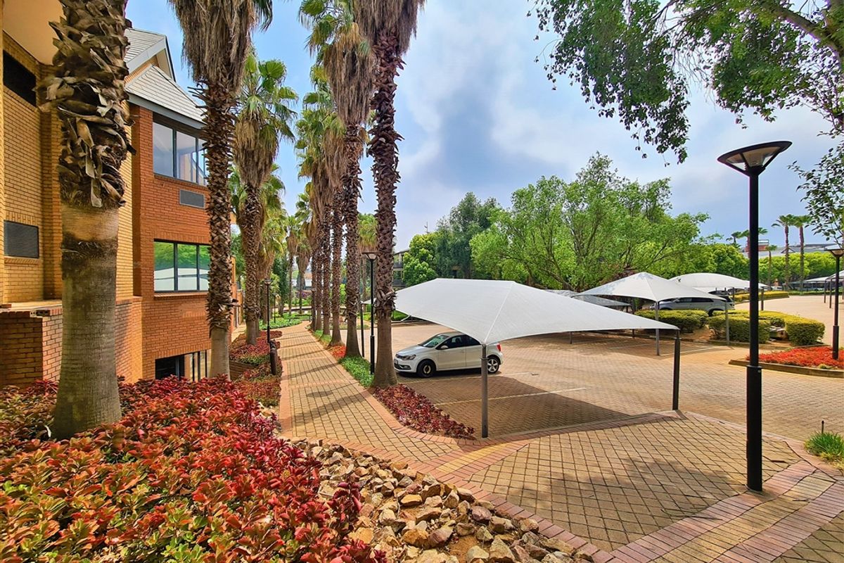 220m2 First Floor Office to Let in Constantia Kloof - Photo 3
