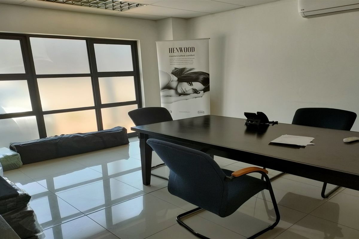 1587m2  Warehouse  - TO LEASE or for Sale - Photo 5