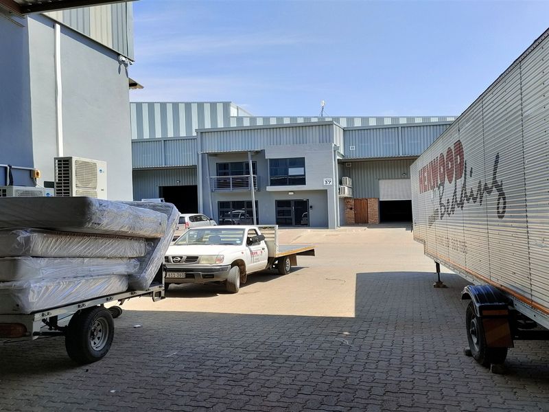 1587m2  Warehouse  - TO LEASE or for Sale - Photo 9