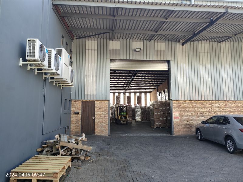 1587m2  Warehouse  - TO LEASE or for Sale - Photo 10