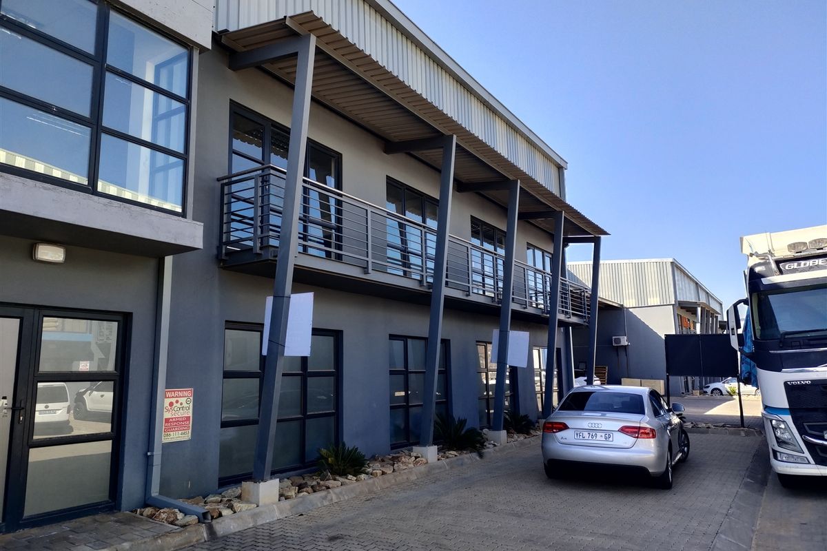 1587m2  Warehouse  - FOR SALE R14 759 100.00 or TO LEASE at R115 851.00 - BOTH plus VAT - Photo 2