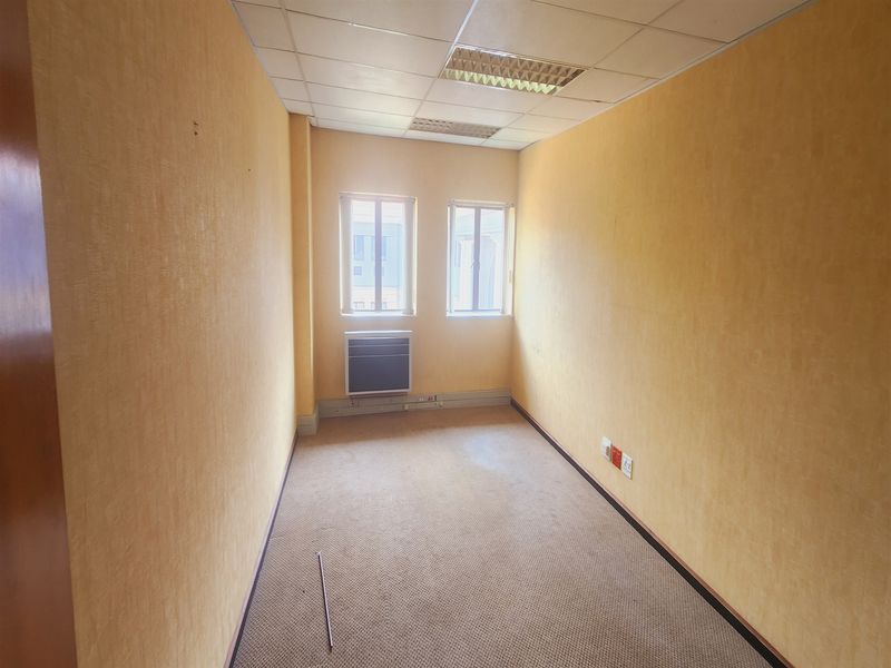 335sqm Offices to let in Sandown, Sandtown - Photo 4