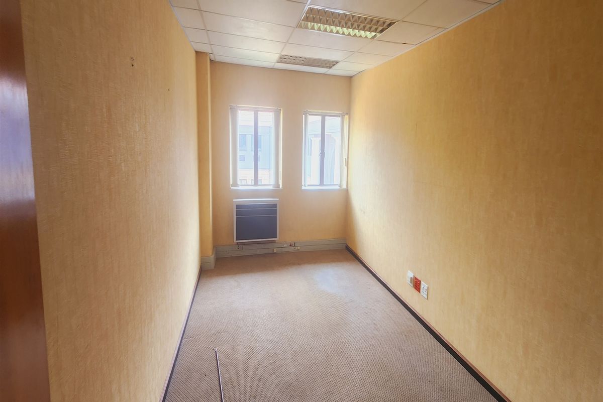 335sqm Offices to let in Sandown, Sandtown - Photo 4