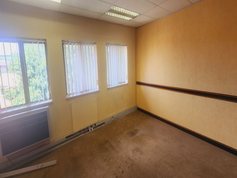 335sqm Offices to let in Sandown, Sandtown - Photo 5