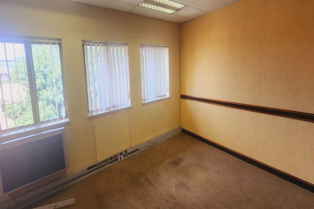 335sqm Offices to let in Sandown, Sandtown - Photo 5