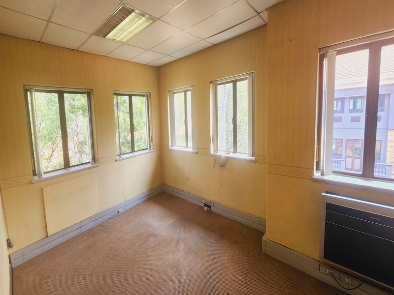 335sqm Offices to let in Sandown, Sandtown - Photo 8