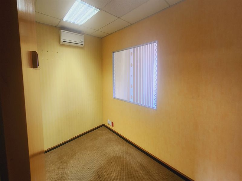 335sqm Offices to let in Sandown, Sandtown - Photo 6